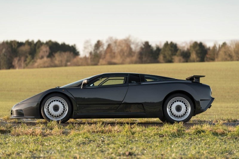 В январе на аукцион выставят редкий Bugatti EB110 GT