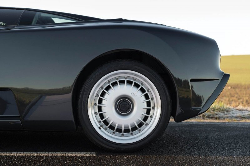 В январе на аукцион выставят редкий Bugatti EB110 GT