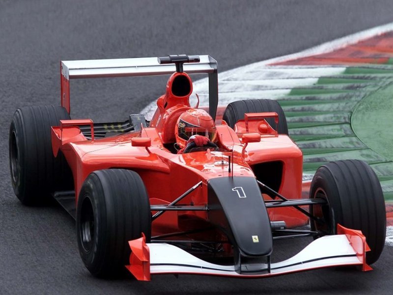 Гонка в Италии проходила после трагических событий 11 сентября в США, поэтому там Ferrari приняла решение выставить обе свои машины без логотипов спонсоров и с окрашенным в чёрный цвет носовым обтекателем.
