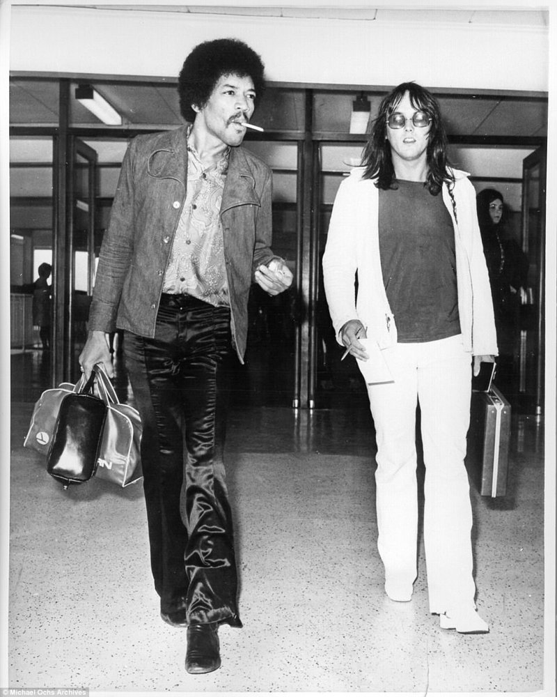 Джими Хендрикс со своим менеджером Эриком Бареттом, август 1970 г.