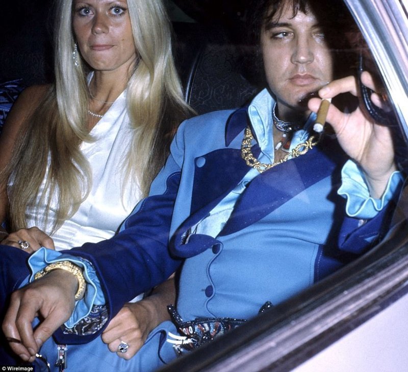 Элвис Пресли и неизвестная блондинка прибывают в аэропорт имени Джона Кеннеди, июнь 1973 г.