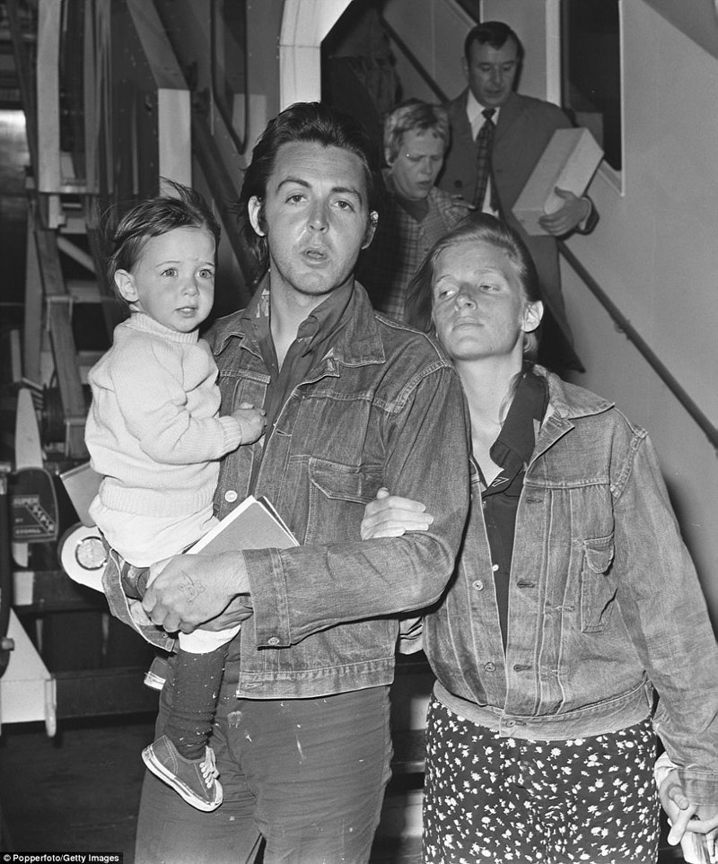 Пол Маккартни с женой Линдой и дочерью Мэри, март 1971 г.