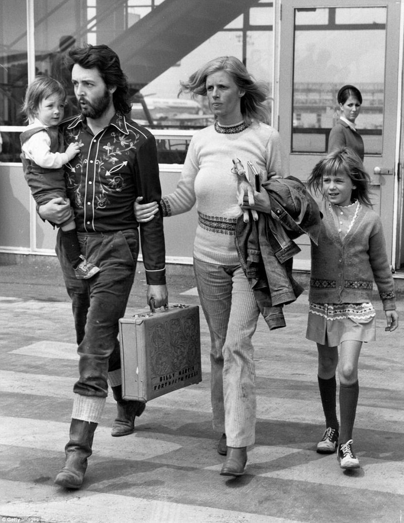 Пол Маккартни, Линда, Мэри и Хезер, май 1971 г.