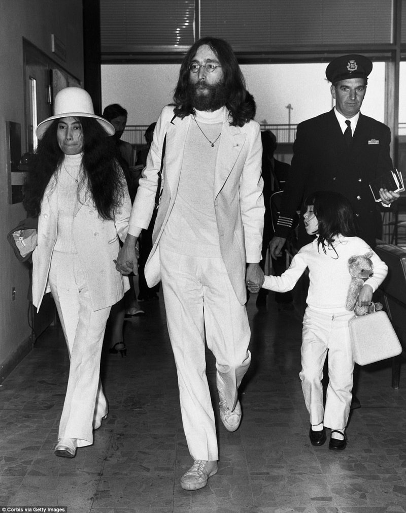 Джон Леннон, Йоко Оно и ее дочь в аэропорту Хитроу, май 1969 г.
