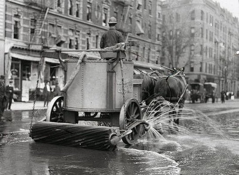 Прародительница поливальной машины на улицах Нью-Йорка. США. 1903 г.