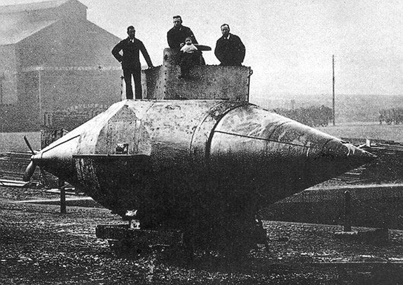 Подводная лодка Порт-Артурец.  Была затоплена, чтобы не достаться японцам. Русско-японская война. 1904 г.