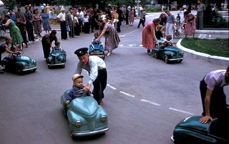 Дети, катающиеся на маленьких колесных автомобильчиках в детском парке Ташкента. СССР. 1959 г. Фото Харрисона Формана.