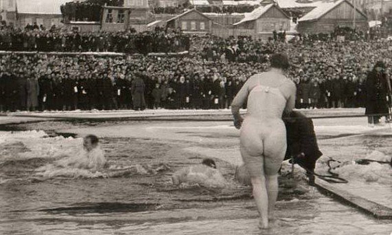 Крещенское купание в Саратове. Верующие ныряют в прорубь. СССР. 19 января 1949 г.