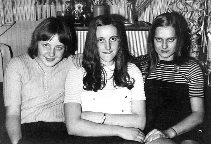 Ангела Каснер (будущая Меркель) с подружками на новогодней вечеринке в Берлине. 1972 г.