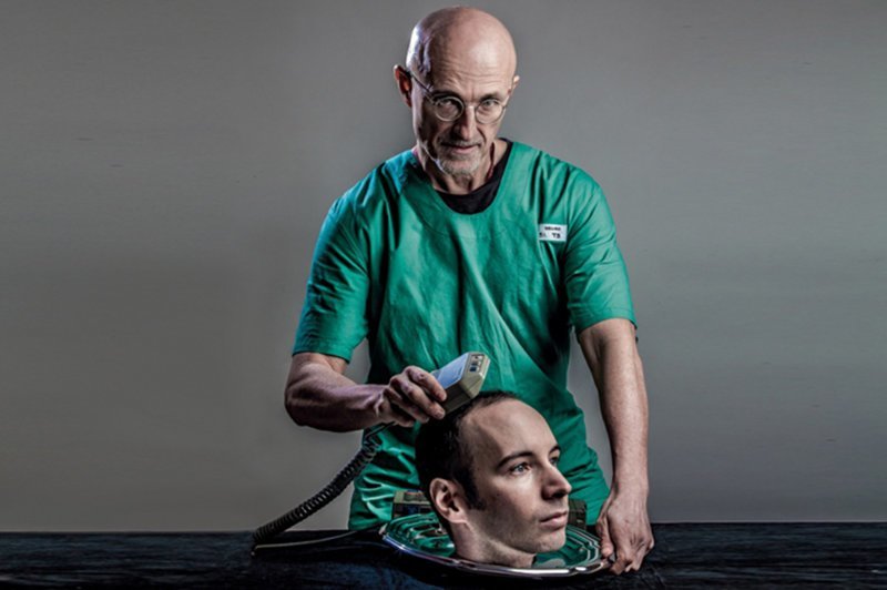 Итальянский хирург начал пересаживать голову живому человеку