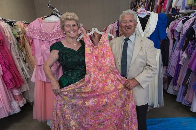 За 56 лет брака мужчина купил своей супруге 55 тысяч платьев
