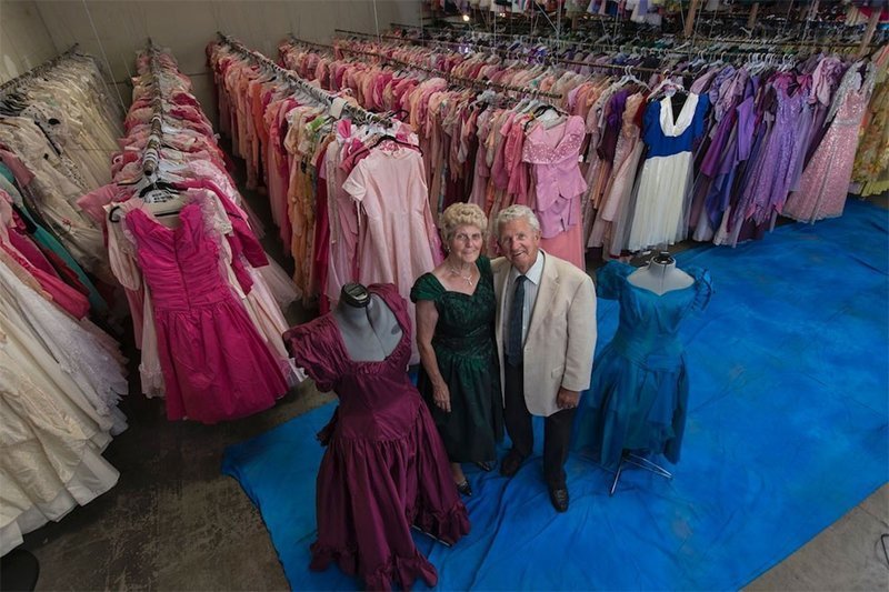 За 56 лет брака мужчина купил своей супруге 55 тысяч платьев