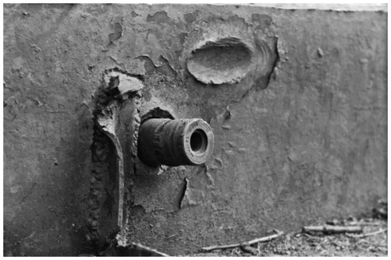 Немецкий артиллерийский снаряд, застрявший в броне советского танка КВ-1