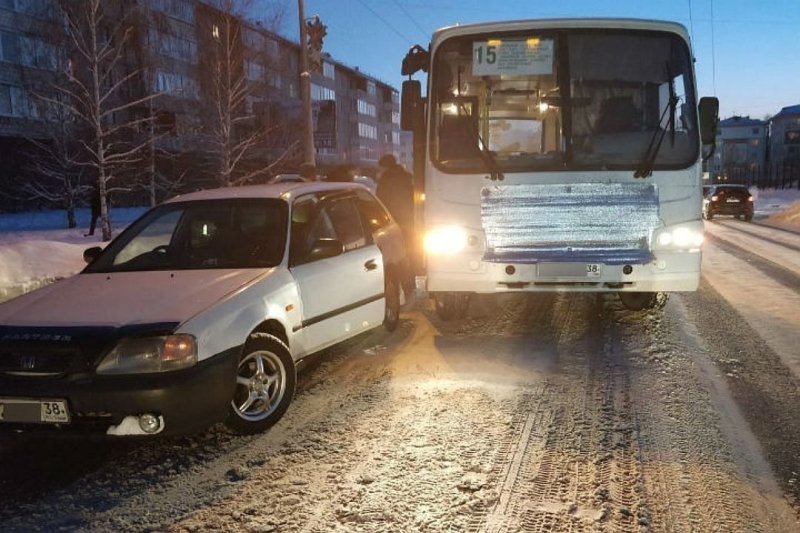  В Ангарске таксист подставил свой автомобиль под автобус, чтобы спасти мальчика, зажатого в дверях