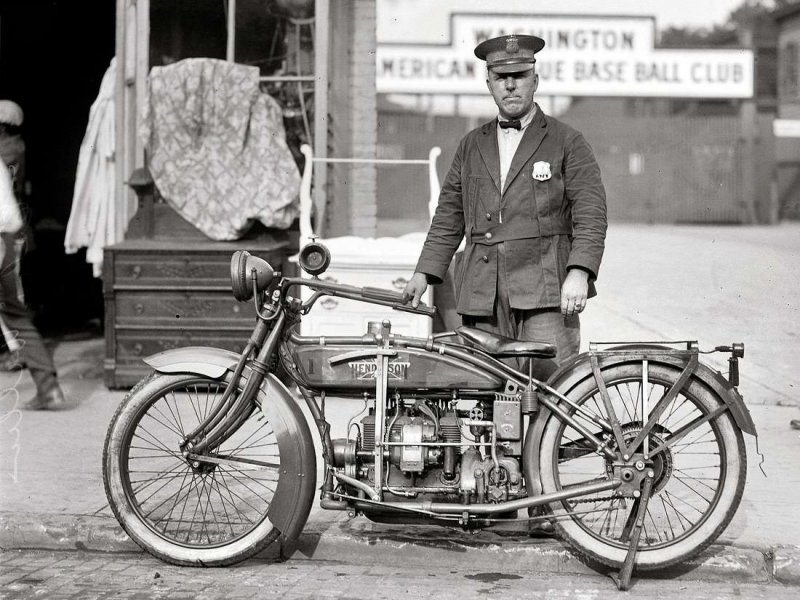 Офицер полиции со своим мотоциклом (Вашингтон, 1922 год)