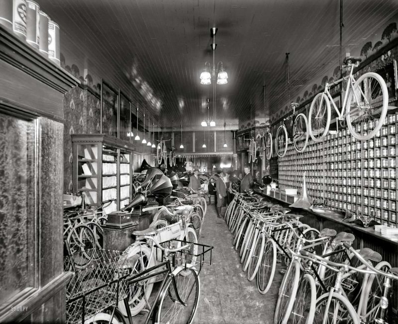 В торговом зале магазина по продаже велосипедов и мотоциклов (Детройт, 1912 год)