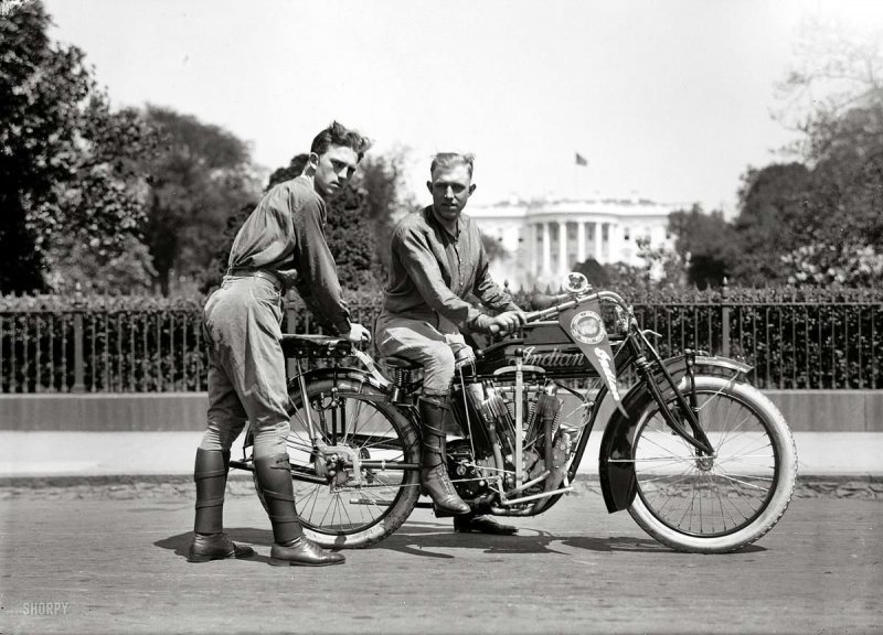Американские спортсмены - мотоциклисты у Белого дома (Вашингтон, 1915 год)
