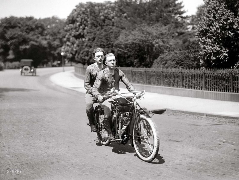 Мотоциклисты едут по одной из улиц Вашингтона (1915 год)