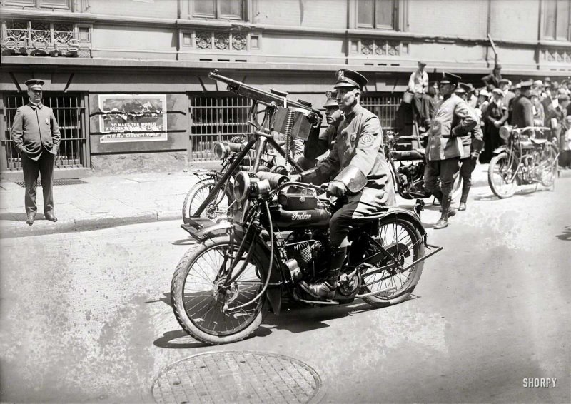 Полицейские на мотоцикле с коляской со станковым пулеметом (Нью-Йорк, 1918 год)