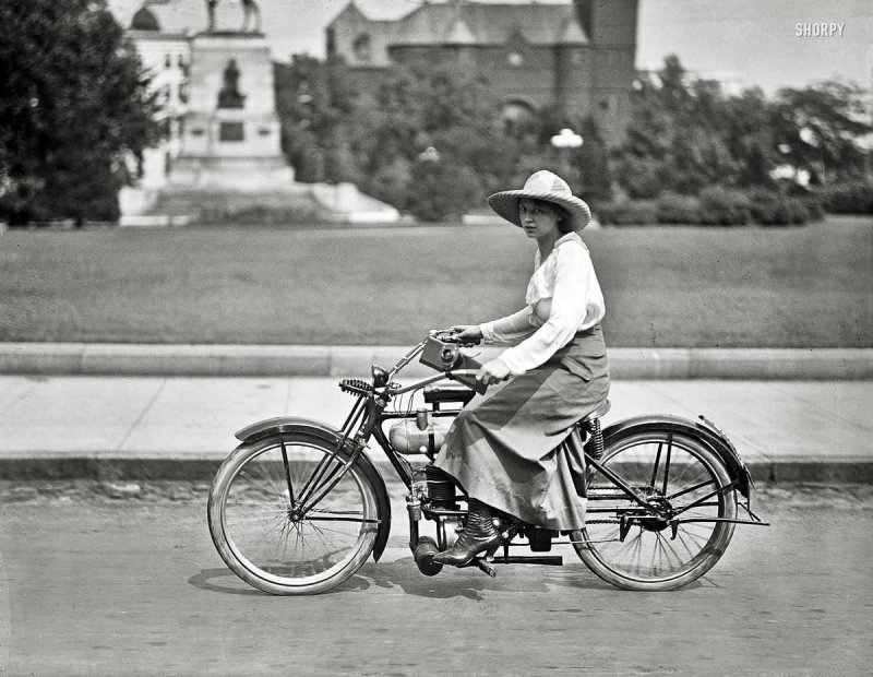 Девушка на мопеде (Вашингтон, 1918 год)
