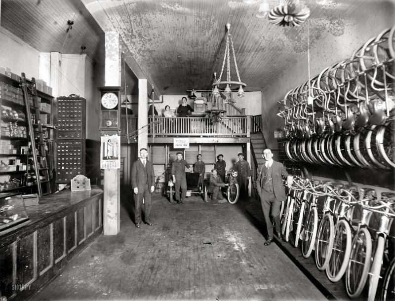 В торговом зале магазина по продаже велосипедов и мотоциклов (Вашингтон, 1919 год)