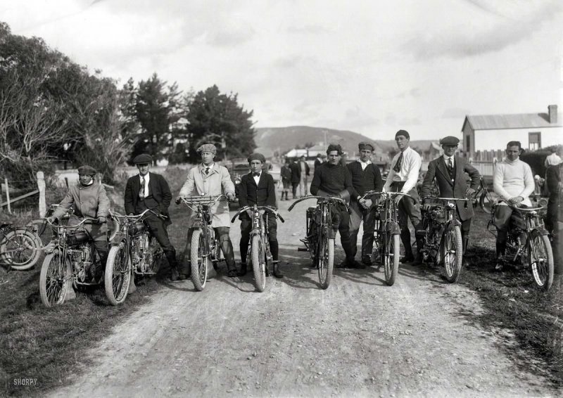 Уличные мотогонщики незадолго до старта (Новая Зеландия, 1920 год)