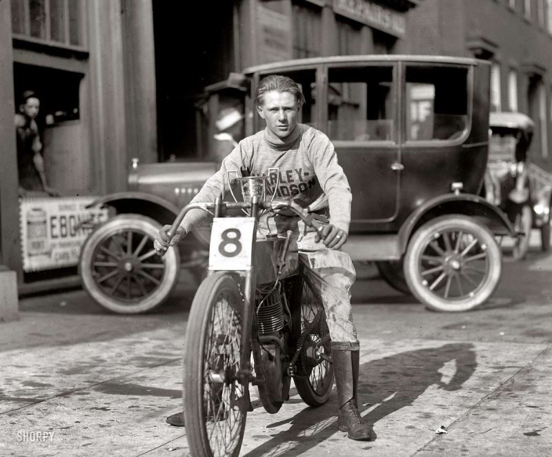 Мотогонщик на мотоцикле Harley-Davidson (Вашингтон, 1922 год)
