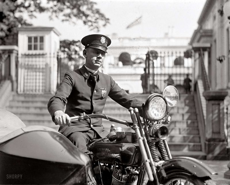 Полицейский на мотоцикле с коляской у ворот Белого дома (Вашингтон, 1922 год)