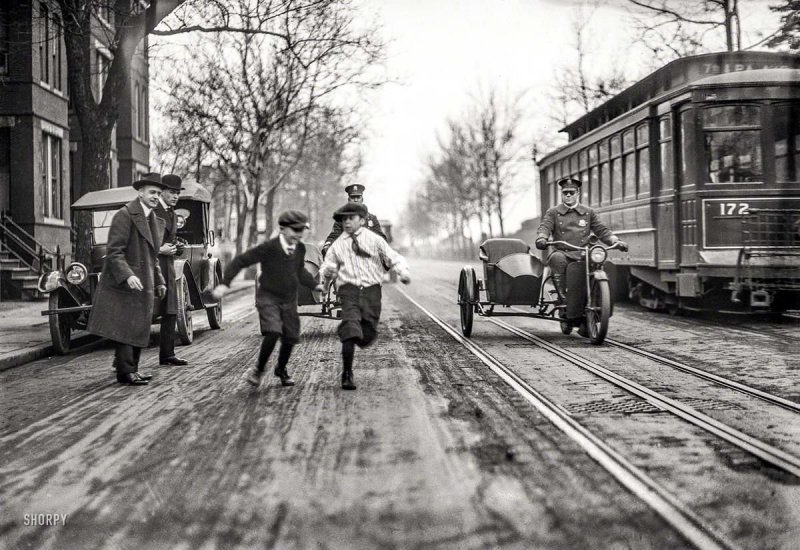 Мальчишки бегают наперегонки с полицейскими мотоциклами (Вашингтон, 1922 год)