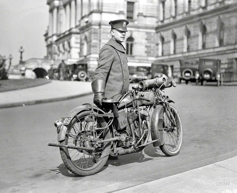 Полицейский со служебным мотоциклом (Вашингтон, 1924 год)
