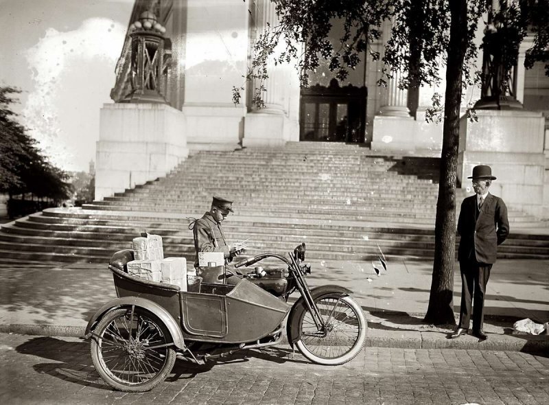 Почтальон на мотоцикле с коляской занимается доставкой почты (Вашингтон, 1924 год)