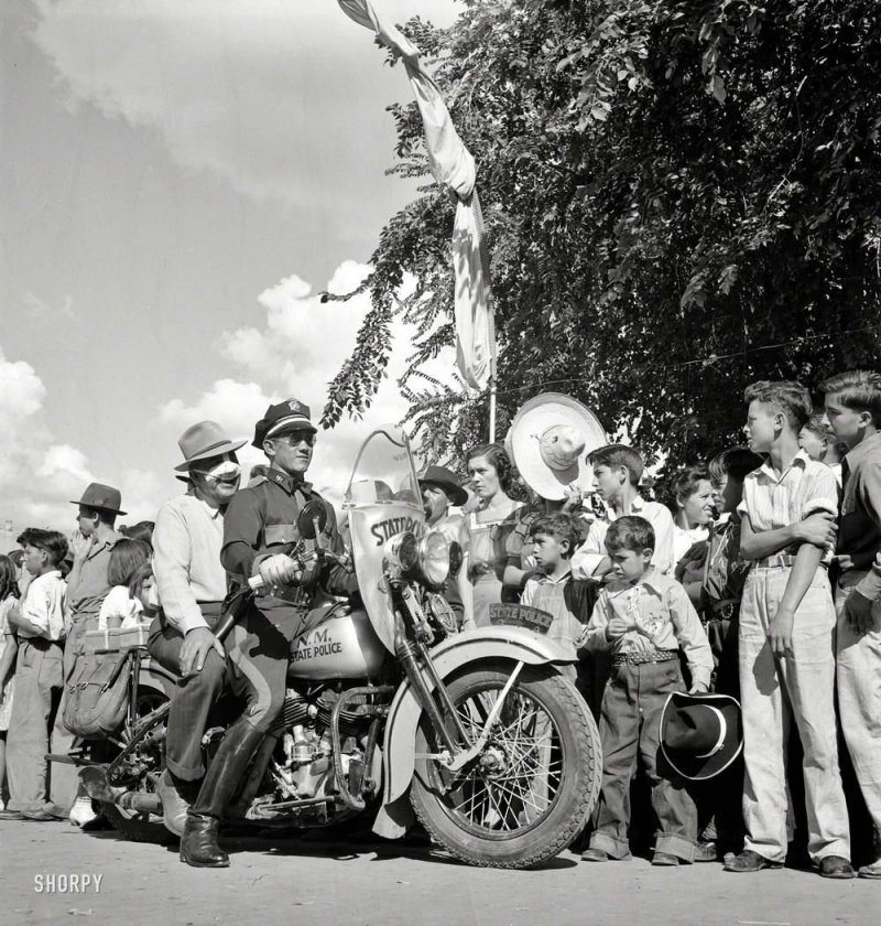Полицейские на мотоцикле в штате Нью-Мексико во время празднования Дня независимости (1940 год)