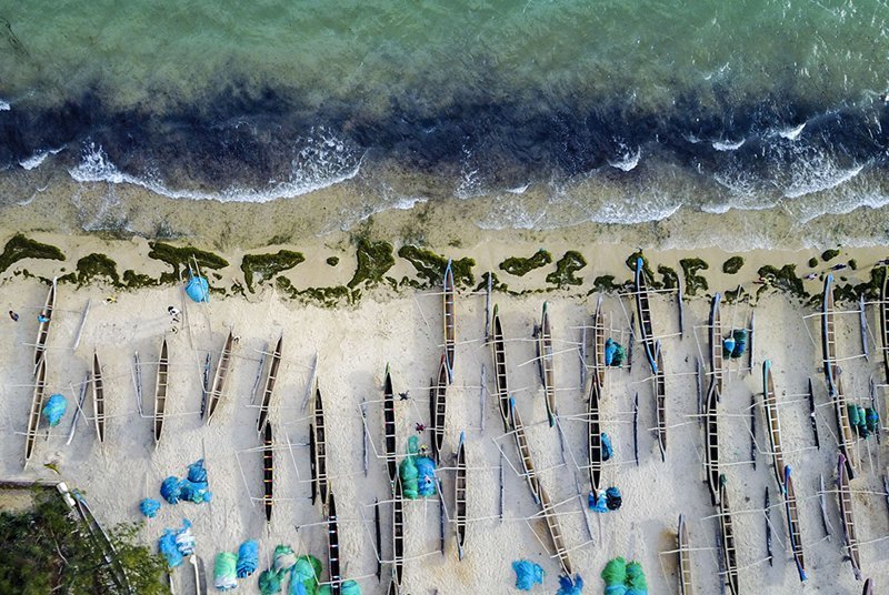 3 сентября, Толиара, Мадагаскар Фото: Ahmet Izgi / Anadolu Agency / Getty Images Деревянные рыбацкие лодки, выстроившиеся на мадагаскарском пляже.