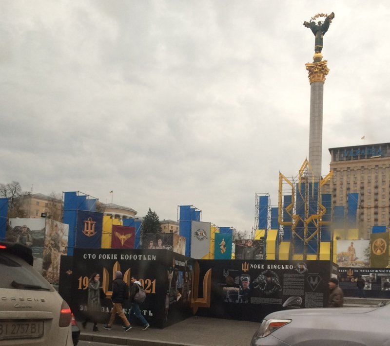 На 7 ноября Майдан был богато украшен.
