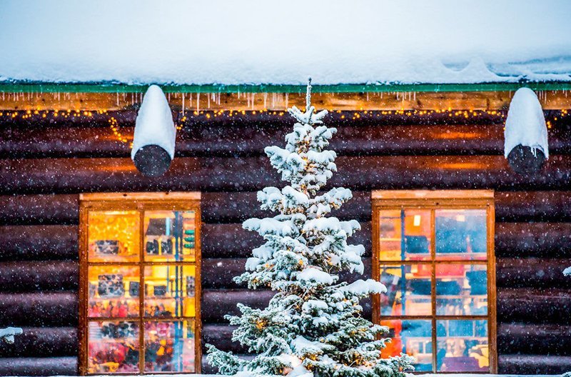 Деревня Санта Клауса в Лапландии — это, собственно, офис Санты, почта, сувенирный магазин, ледяной лабиринт, огромные снеговики, светящаяся линия Полярного круга и еще множество замечательных сооружений