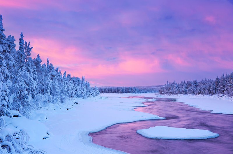 Пороги реки Муониоэльвен в финской Лапландии на рассвете