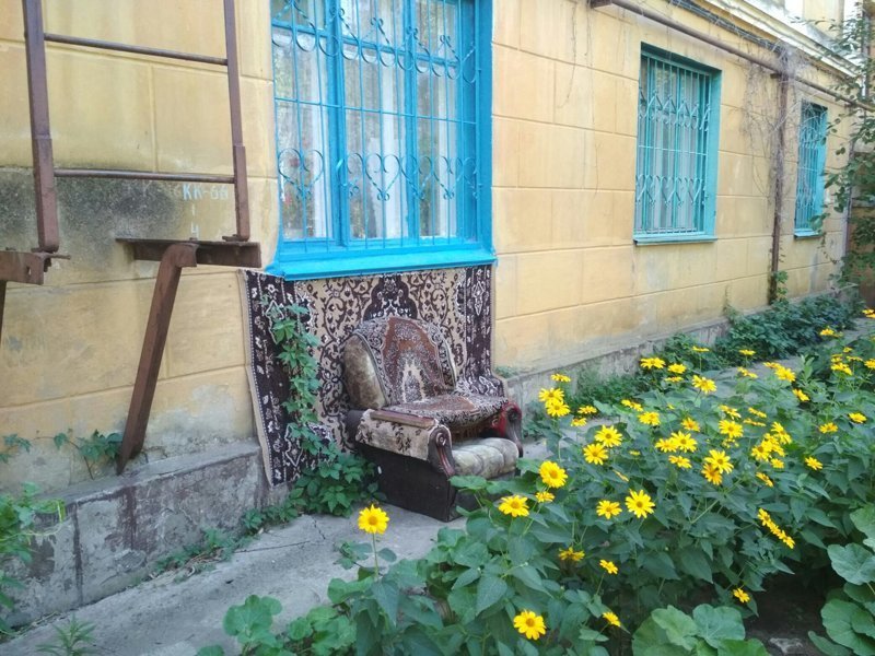 Красиво жить не запретишь: мебель, ковры и другие предметы роскоши в российских дворах