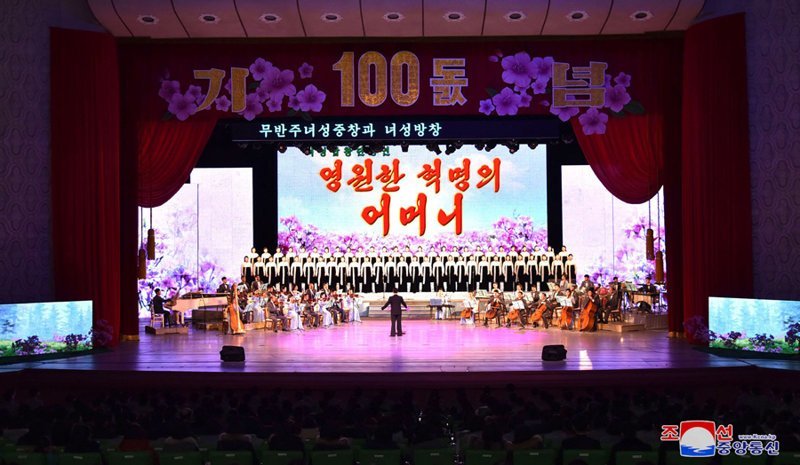 Корейцы пышно отметили 100-летие бабушки Ким Чен Ына