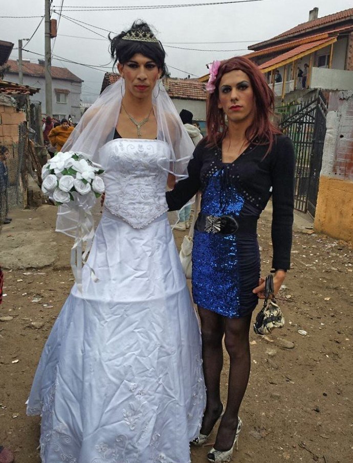 Как оказалось, что и среди цыган начали появляться геи и лесбиянки. Играются даже настоящие свадьбы