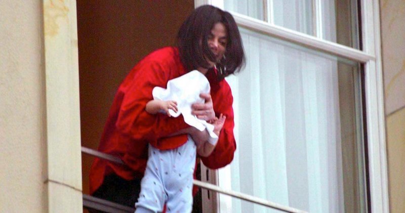 То самое фото: Майкл показывает сына фанатам с пятого этажа. Майкл тогда немного пошатнулся, и многим показалось, что он чуть не уронил ребенка.