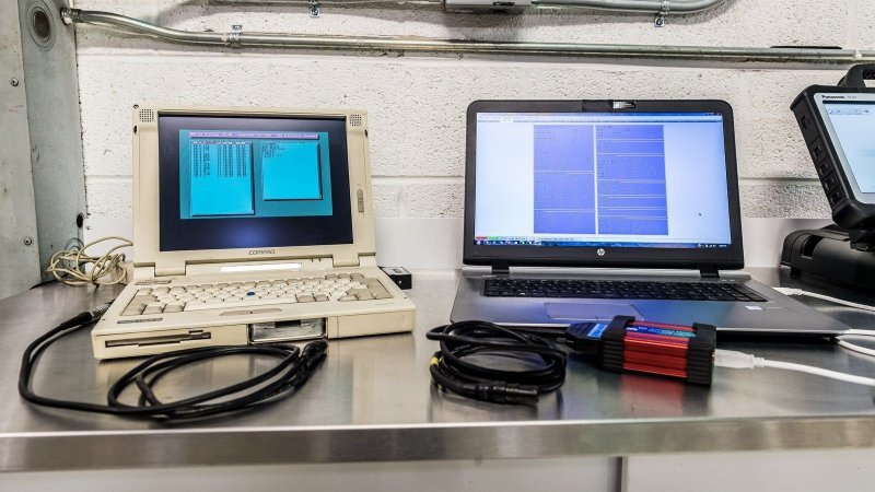 Интересно, что среди огромного количества современного оборудования вы обнаружите ноутбук из 90х. Только с помощью установленного на него программного обеспечения (еще на системе DOS) можно провести диагностику двигателя суперкара.
