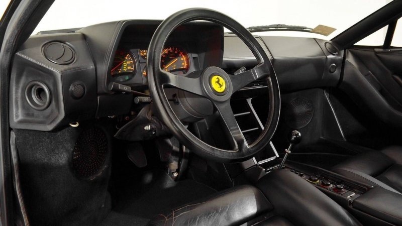 Кабриолет сам по себе довольно редкий, ведь серийно выпускали только купе Ferrari Testarossa.