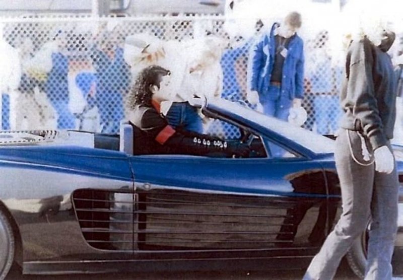 Столь высокая стоимость объясняется тем, что именно этот кабриолет Феррари снимался в знаменитой рекламе Pepsi с Майклом Джексоном.