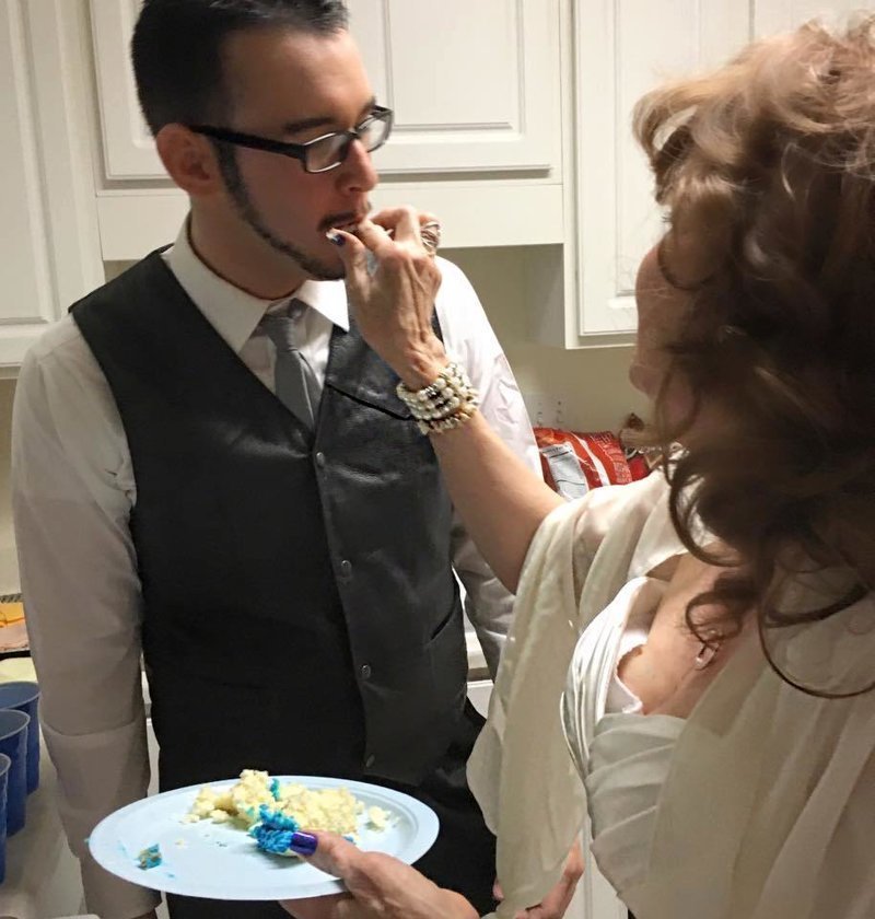 71-летняя американка познакомилась с 17-летним парнем на похоронах сына и вышла за него замуж
