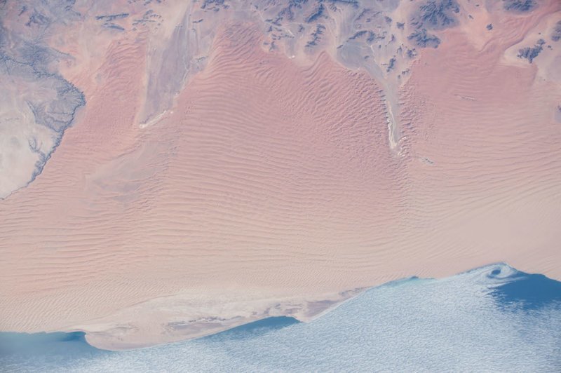 Пустыня Намиб - Намибия. Дюны растут на дюнах в одном из самых визуально впечатляющих мест на Земле, как минимум с точки зрения космонавта.