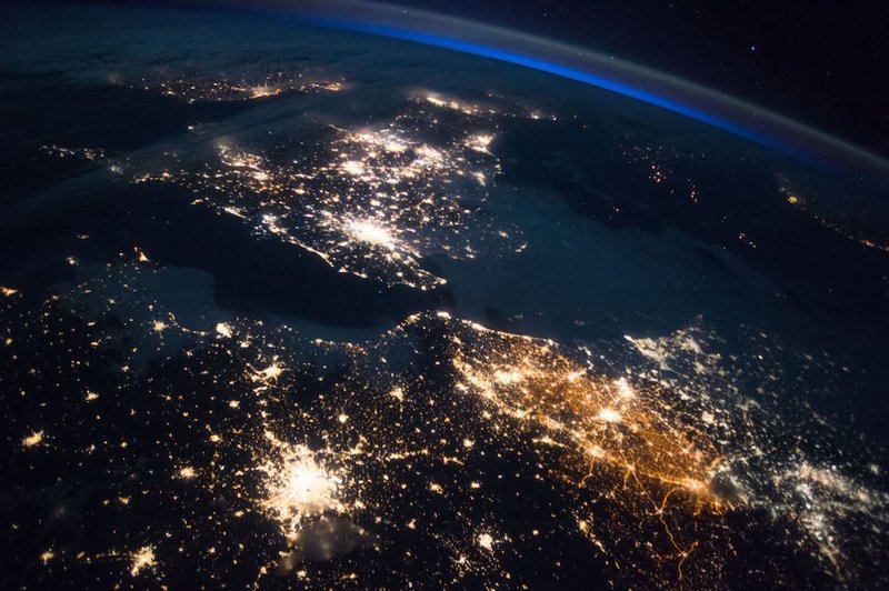 В этой ночной астронавтной фотографии подчеркиваются некоторые из самых старых городов северо-западной Европы