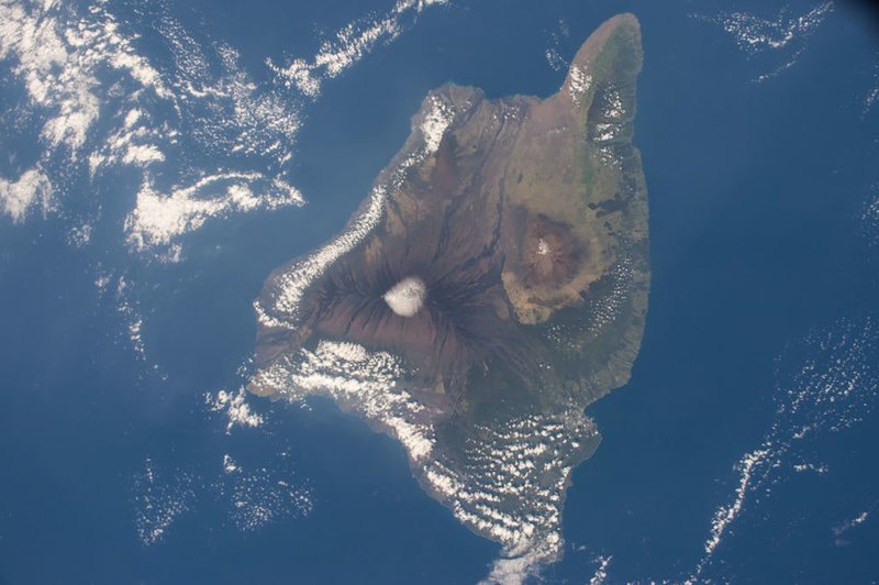 Остров Гавайи - обширное полотно окружений от берегов пустыни до дождевых лесов до замерзших горных высот.