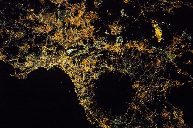 Ночной Неаполь вокруг единственного действующего вулкана континентальной Европы