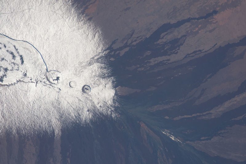 Кальдерные и лавовые потоки на вершине вулкана Мауна-Лоа