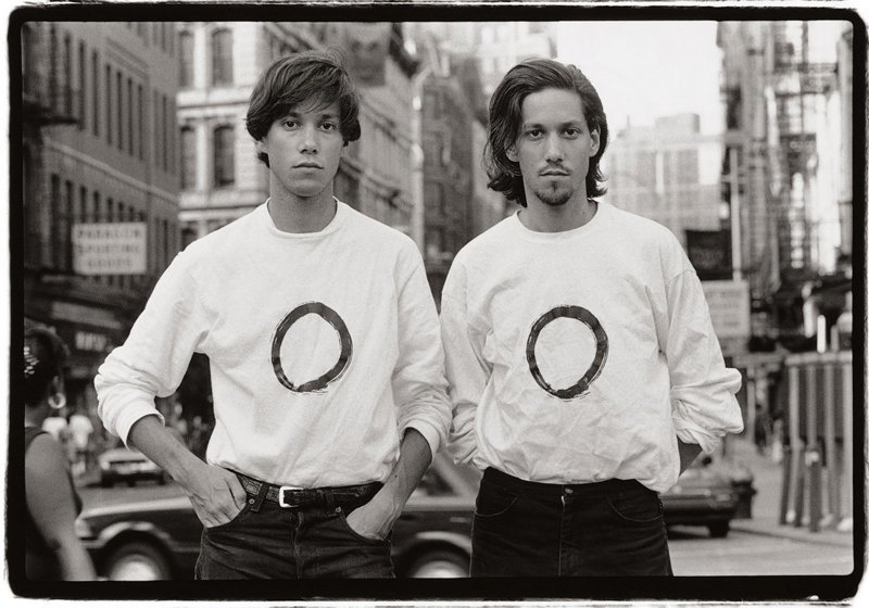 Близнецы в футболках с нулями, Нью-Йорк, 1988